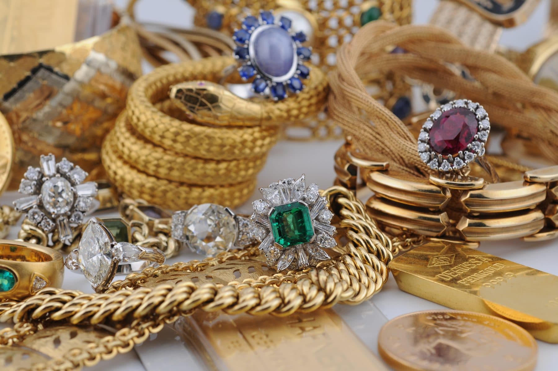 Goldschmuck, Barren und Münzen
