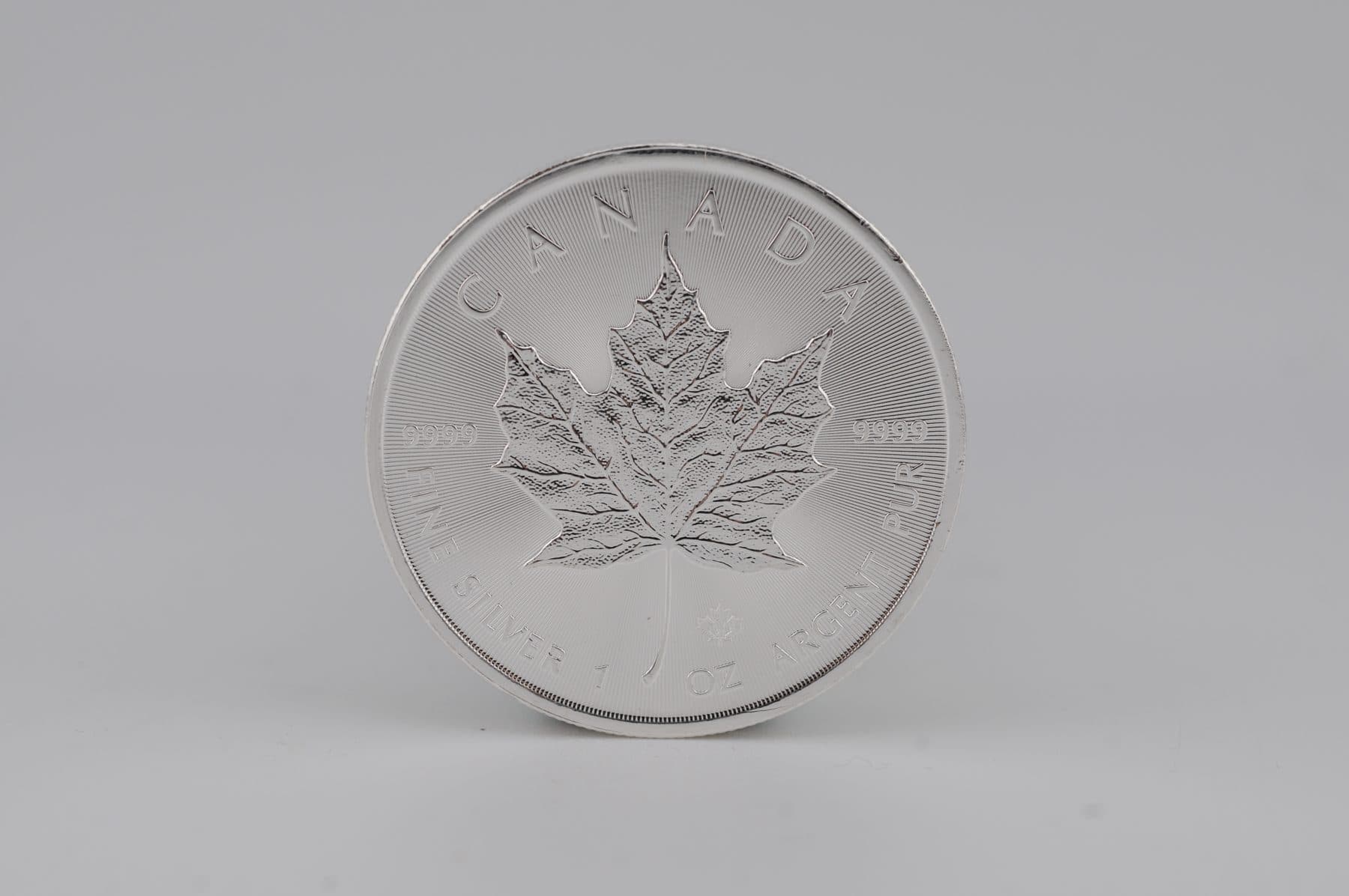 Silbermünze Maple Leaf vor hellem Hintergrund